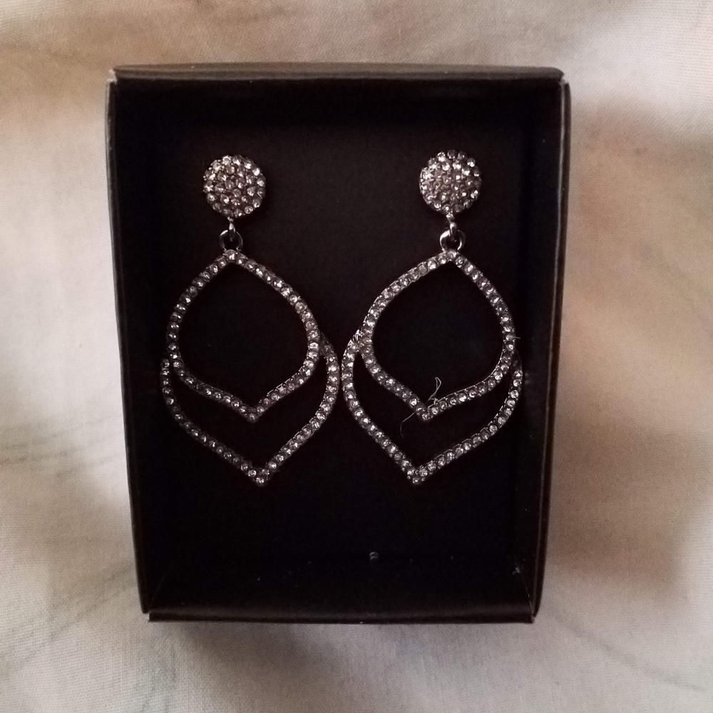 Avon Black & Silvertone Earring